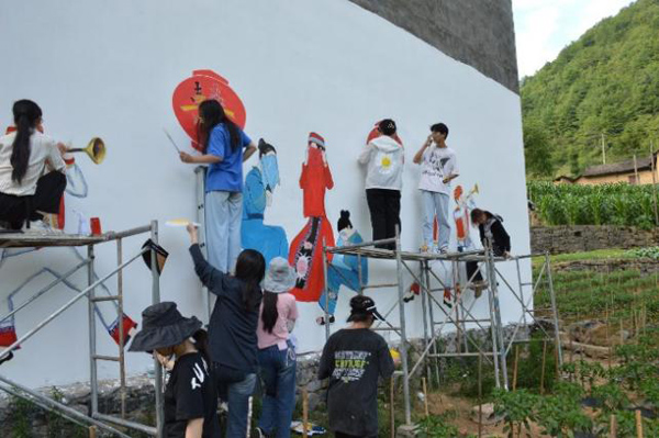 学生参与乡村实践项目。重庆工程学院供图